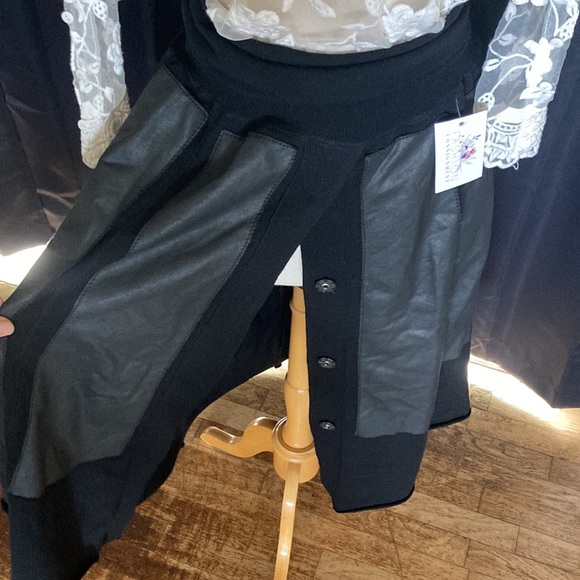 Annette Gortz leather skirt with buttons to open split - Picture 2 of 2